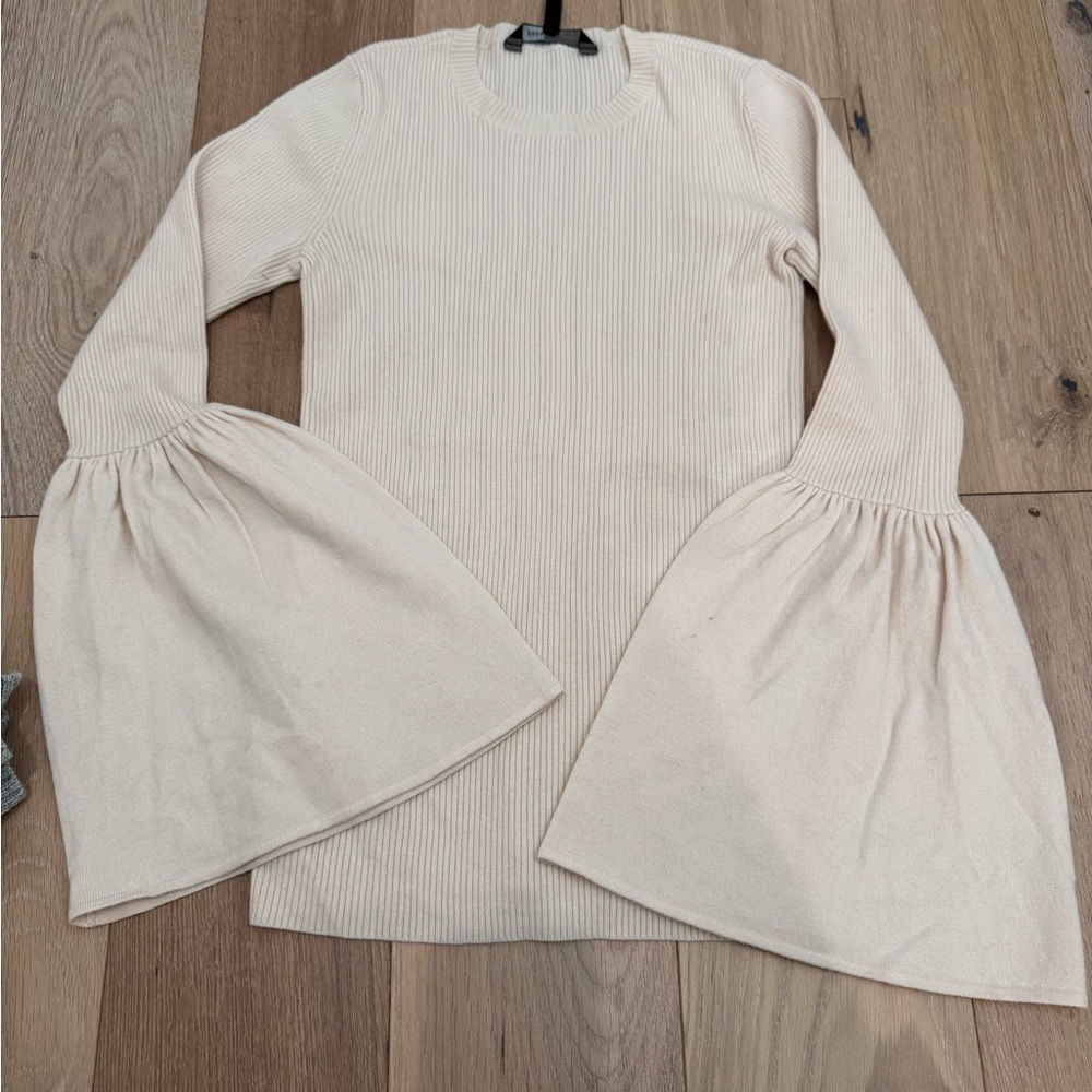 BcbgMaxAzria sweater with full cuff sleeve